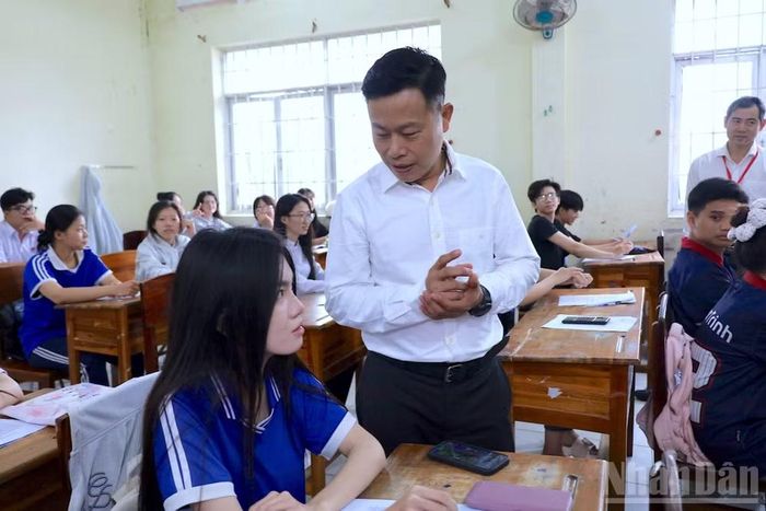 Thứ trưởng Lê Quân trao đổi, nắm bắt tâm tư nguyện vọng của thí sinh.
