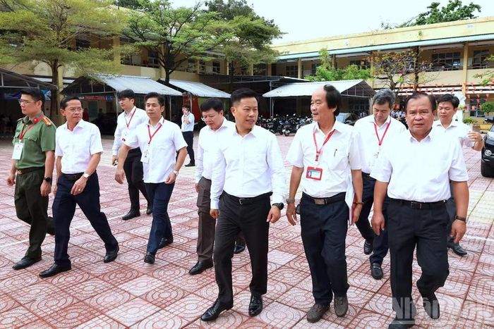 Thứ trưởng Giáo dục và Đào tạo Lê Quân (thứ 3 từ phải qua, hàng đầu tiên) kiểm tra công tác chuẩn bị tại Trường trung học phổ thông Hồ Thị Kỷ.