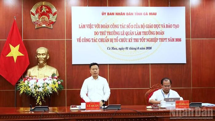 Đồng chí Lê Quân, Thứ trưởng Giáo dục và Đào tạo, Phó Trưởng ban Chỉ đạo thi cấp quốc gia (bìa trái) phát biểu tại buổi làm việc với Ủy ban nhân dân tỉnh Cà Mau.