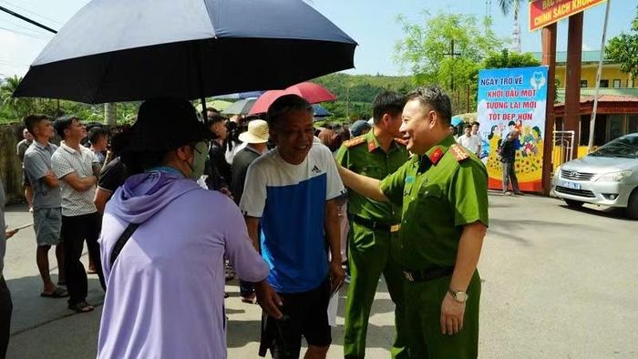 Lãnh đạo Công an tỉnh Quảng Ninh gửi lời chúc mừng, lời động viên đến các phạm nhân được đặc xá và gia đình