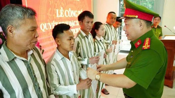 Đại tá Vũ Trung Hiếu, Phó Giám đốc Công an tỉnh Quảng Ninh trao quyết định đặc xá cho phạm nhân.