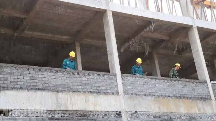 Ngay sau lễ xuất quân, cán bộ, chiến sĩ Bộ Chỉ huy Quân sự tỉnh Đắk Lắk tham gia hỗ trợ lực lượng xây dựng trường nội trú liên cấp các xã biên giới bắt tay ngay vào công việc.