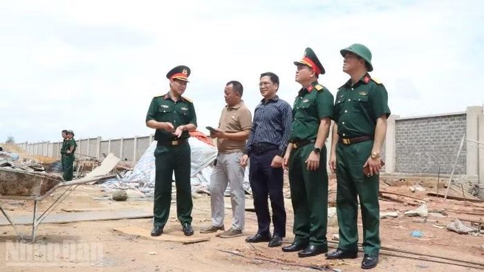 Lãnh đạo Bộ Chỉ huy Quân sự tỉnh Đắk Lắk có mặt tại công trình để triển khai nhiệm vụ.