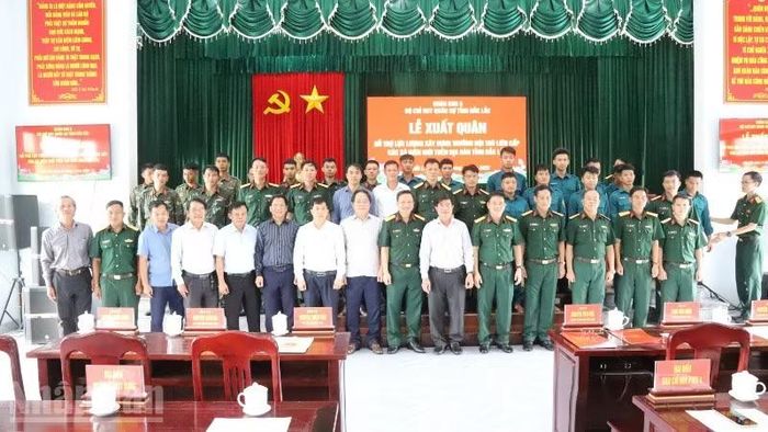 Lãnh đạo Ủy ban nhân dân tỉnh Đắk Lắk và Bộ Chỉ huy Quân sự tỉnh cùng cán bộ, chiến sĩ tham gia hỗ trợ lực lượng xây dựng trường nội trú liên cấp các xã biên giới.