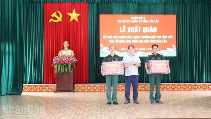 Lãnh đạo Ban Quản lý dự án đầu tư xây dựng công trình dân dụng và công nghiệp tỉnh Đắk Lắk tặng quà cho cán bộ, chiến sĩ tham gia hỗ trợ lực lượng xây dựng trường nội trú liên cấp các xã biên giới.