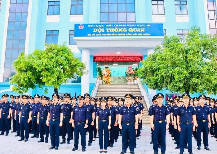 Lãnh đạo Cục Hải quan làm việc với Chi cục Hải quan khu vực III về tình hình triển khai mô hình thông quan tập trung.