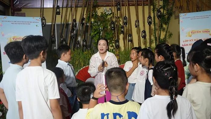 Diễn viên Nhà hát Kịch thành phố sinh hoạt nội quy với thí sinh trước khi tuyển sinh. (Ảnh: Nhà hát Kịch thành phố)