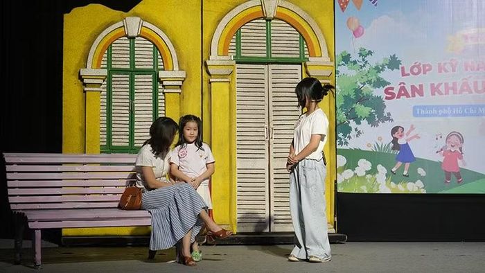 Các thí sinh tham gia tuyển sinh trong ngày 30/5. (Ảnh: Nhà hát Kịch thành phố)