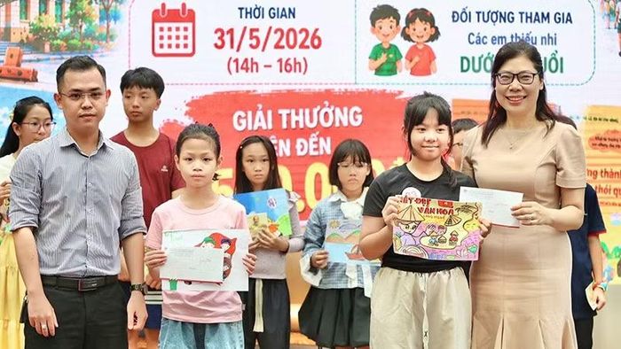 Ban tổ chức trao thưởng cho các em thiếu nhi đoạt giải cao trong cuộc thi vẽ "Sắc màu Việt Nam". (Ảnh: Ban tổ chức)