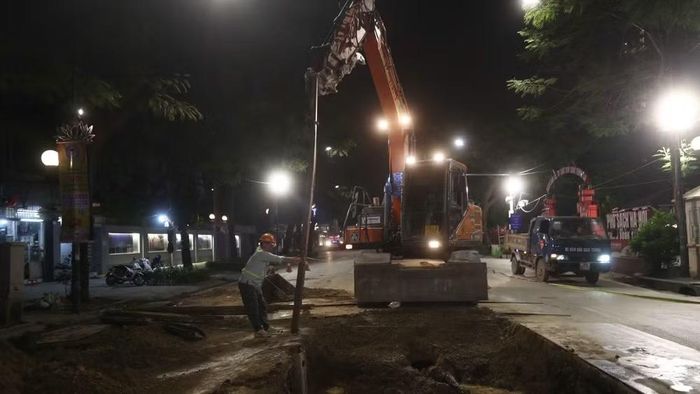 Các đơn vị thi công dự án chống úng ngập trong thành phố Hà Nội thực hiện xuyên đêm để chạy đua tối đa thời gian trước khi mùa mưa bước vào cao điểm.