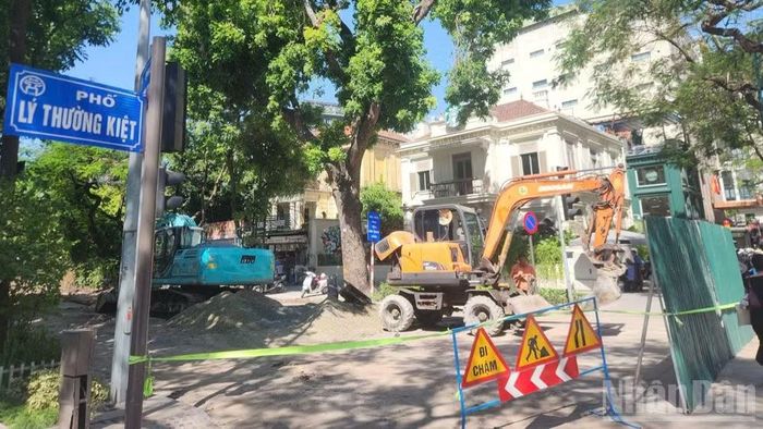 Thi công dự án chống úng ngập trên tuyến phố Lý Thường Kiệt.