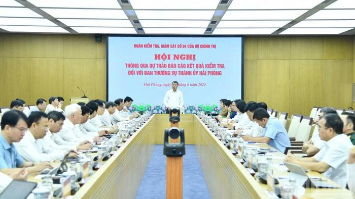  Thủ tướng Lê Minh Hưng đề nghị Hải Phòng cần tiếp tục phát triển hệ thống kết cấu hạ tầng đồng bộ, nhất là các công trình giao thông trọng điểm, trong đó có các dự án tuyến cao tốc, đường sắt, cảng biển, sân bay. (Ảnh: Thanh Giang) 