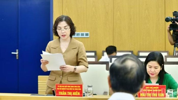  Đồng chí Trần Thị Hiền, Phó Chủ nhiệm Ủy ban Kiểm tra Trung ương báo cáo dự thảo kết quả kiểm tra đối với Ban Thường vụ Thành ủy Hải Phòng. (Ảnh: Thanh Giang) 