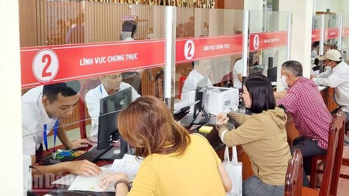 Người dân đến thực hiện thủ tục hành chính tại Trung tâm phục vụ hành chính công phường Rạch Giá.