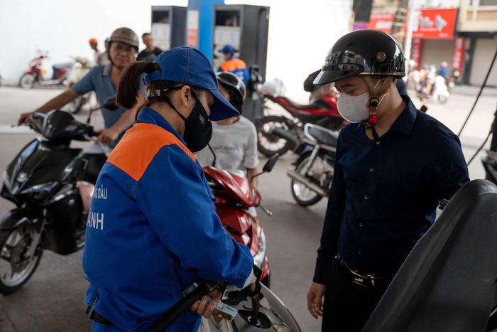 Cùng chung tâm lý, anh Bùi Chung Kiên (35 tuổi, nhân viên văn phòng) đánh giá sự thay đổi này không ảnh hưởng đến trải nghiệm lái xe thực tế. “Tôi đã chuyển sang xăng E10 từ tuần trước. Nhìn chung, động cơ vẫn hoạt động êm, vặn ga bình thường”, anh Kiên nói.