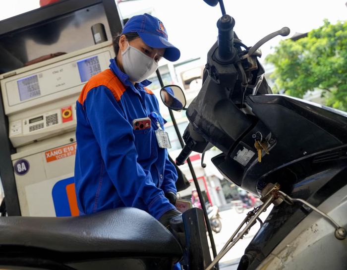 Theo phản ánh của nhân viên cửa hàng xăng trên đường Tân Mai, Lạc Trung, Đường Láng, Quan Nhân,... lưu lượng khách hàng không biến động lớn. Điều này là bởi từ cuối tháng 5, nhiều cửa hàng đã chuyển đổi dần một số trụ xăng E5 RON 95 sang xăng E10 để giúp người dân không cảm thấy đột ngột, bất ngờ trước thay đổi mới.