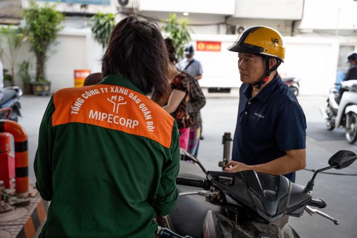 Tuy nhiên, cũng có một số người còn băn khoăn với việc sử dụng loại xăng mới này. Anh Vương Văn Quyết (22 tuổi, tài xế công nghệ) chia sẻ: “Tôi chưa thật sự yên tâm hoàn toàn khi chạy xăng sinh học mới vì sợ máy sẽ nóng hơn khi chạy đường dài liên tục. Hiện tại, tôi đang chạy theo kiểu trải nghiệm, vừa đi vừa theo dõi xem mức tiêu hao thực tế chênh lệch ra sao”.