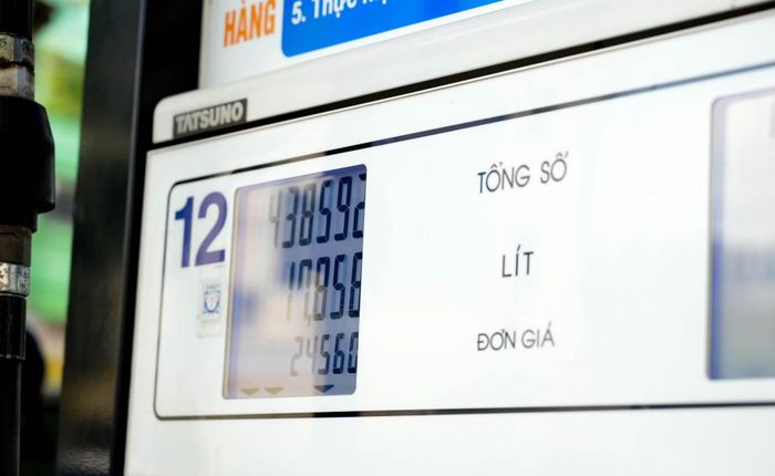Hiện nay, sau phiên điều chỉnh giá ngày 28/5, giá bán lẻ xăng E10 RON 95-III đang ở mức 23.660 đồng/lít (giảm 1.390 đồng/lít). Xăng E10 RON 95-V có giá 24.560 đồng/lít.