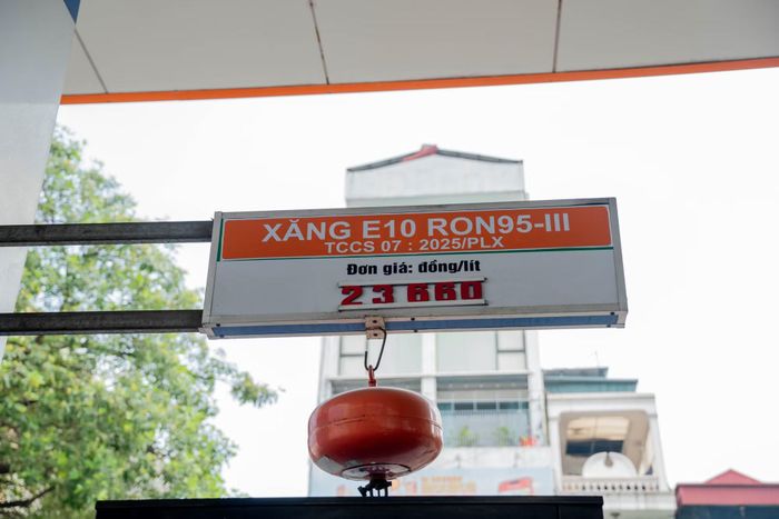 Theo Thông tư số 50/2025/TT-BCT, xăng không chì (theo quy chuẩn kỹ thuật quốc gia hiện hành) phải phối trộn, pha chế thành xăng E10 để sử dụng cho động cơ xăng trên toàn quốc. Trong khi đó, xăng E5 RON92 tiếp tục được cung ứng đến hết ngày 31/12/2030.