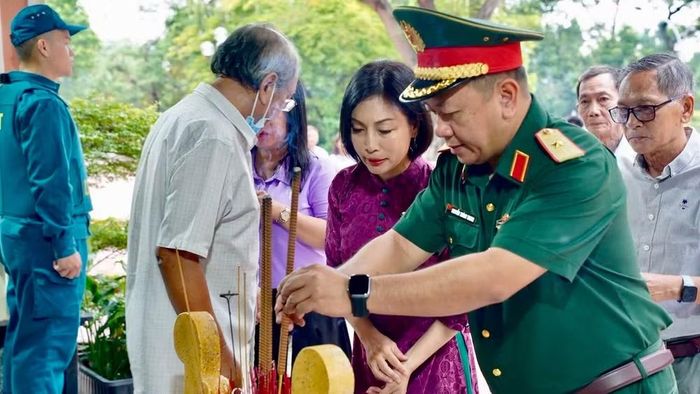 Thiếu tướng Nguyễn Thành Trung và đoàn công tác dâng hương các liệt sĩ, đồng bào đã ngã xuống vì độc lập dân tộc.