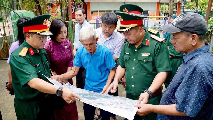 Đoàn khảo sát và các nhân chứng trao đổi thông tin.