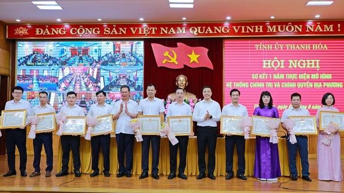 Lãnh đạo tỉnh Thanh Hóa trao tặng Bằng khen cho các cá nhân có thành tích xuất sắc trong thực hiện mô hình hệ thống chính trị và chính quyền địa phương 2 cấp.