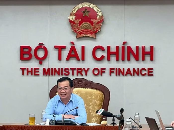 Ông Nguyễn Tân Thịnh, Cục trưởng Cục Quản lý công sản, Bộ Tài chính trao đổi tại cuộc họp.