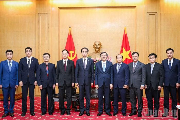 Các đại biểu chụp ảnh lưu niệm. (Ảnh: BẢO LONG)