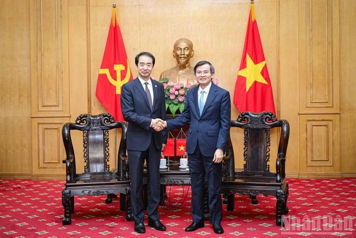 Đồng chí Đoàn Minh Huấn, Ủy viên Bộ Chính trị, Giám đốc Học viện Chính trị quốc gia Hồ Chí Minh tiếp xã giao Đại sứ Đặc mệnh toàn quyền nước Cộng hòa Nhân dân Trung Hoa tại Việt Nam Hà Vĩ. (Ảnh: BẢO LONG)