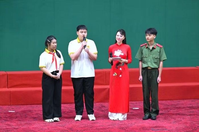 Cuộc giao lưu đầy xúc động với ba cháu là con ngoan, trò giỏi, những tấm gương của sự kiên cường, nghị lực và lòng biết ơn.