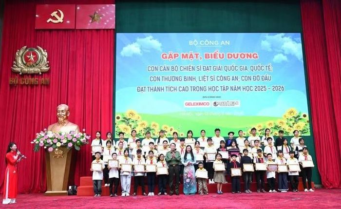 Thứ trưởng Lê Quốc Hùng và Phó Chủ tịch Hội Liên hiệp Phụ nữ Việt Nam Nguyễn Thị Thu Hiền trao thưởng cho các cháu.