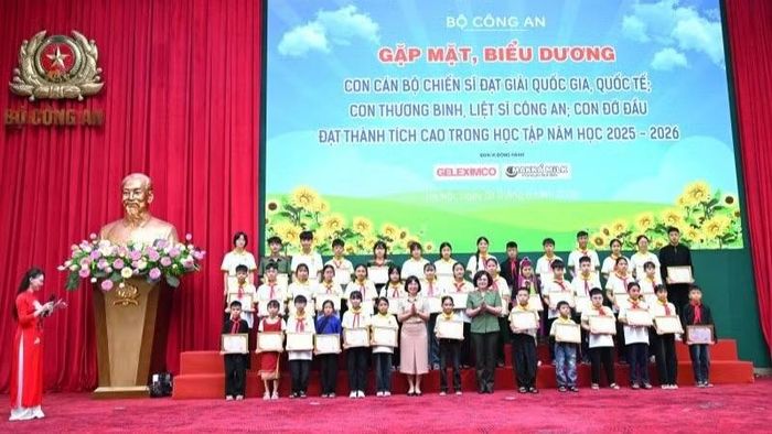 Thiếu tướng Ngô Hoài Thu, Phó Cục trưởng Công tác chính trị, Trưởng Ban Phụ nữ Công an nhân dân trao thưởng cho các cháu đạt thành tích cao.