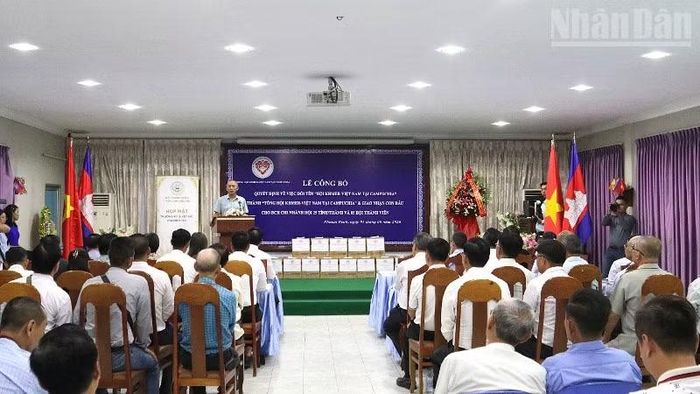 Đại diện Đại sứ quán Việt Nam tại Campuchia bày tỏ hy vọng Tổng Hội Khmer-Việt Nam tại Campuchia tiếp tục phát huy vai trò và hỗ trợ hiệu quả bà con cộng đồng người gốc Việt. (Ảnh: HUY VŨ)
