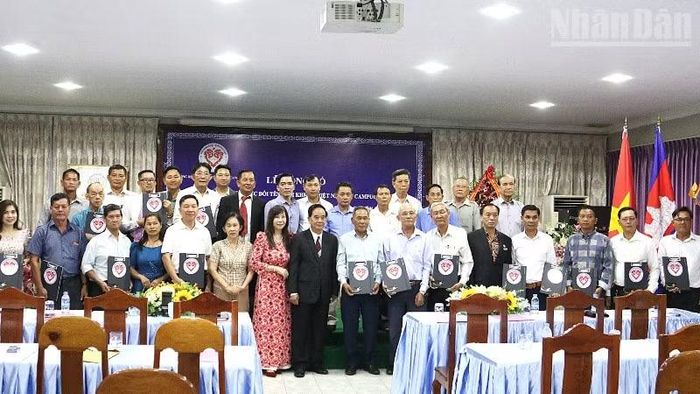 Các đại biểu chụp hình lưu niệm tại buổi lễ. (Ảnh: HUY VŨ)
