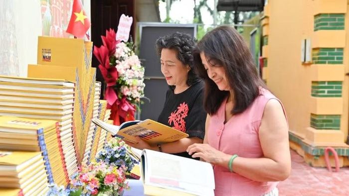 Tìm hiểu cuốn sách “Nguyễn Ái Quốc-Hồ Chí Minh với nước Nga". (Ảnh: Ban tổ chức)