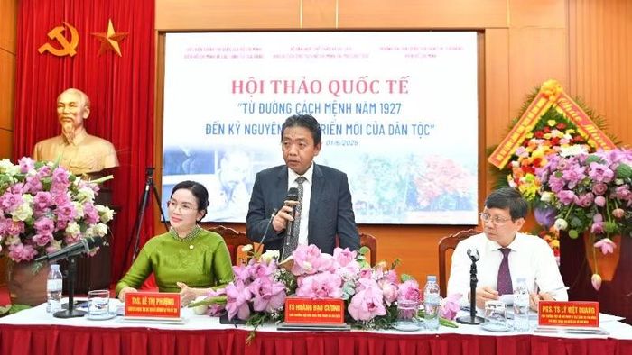 Các đại biểu chủ trì hội thảo. (Ảnh: Ban tổ chức)