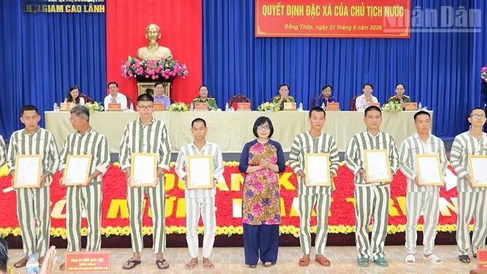 Trao quyết định đặc xá cho phạm nhân tại Trại giam Cao Lãnh.