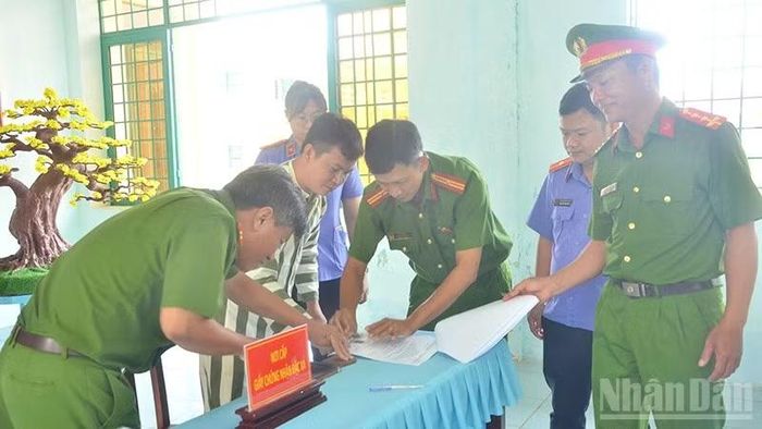 Trại Tạm giam số 1 làm thủ tục cấp giấy chứng nhận đặc xá.