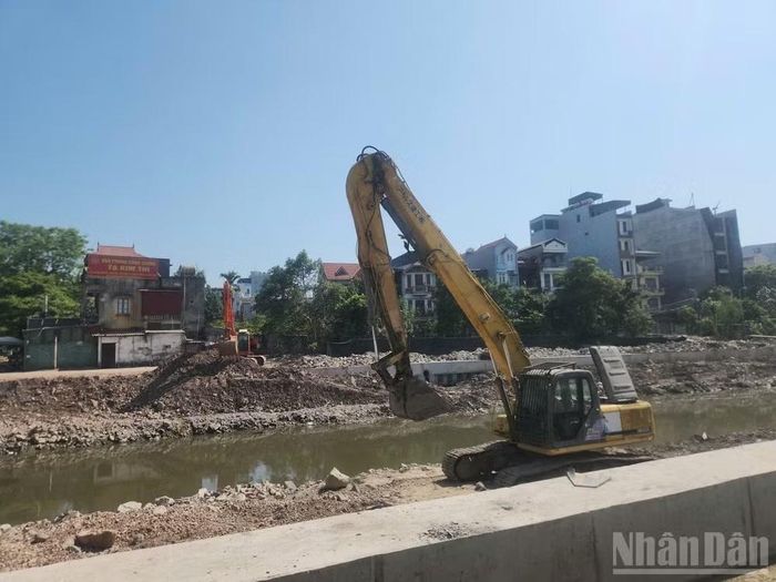 Trong ảnh:Công trường thi công dự án và các hộ dân có khoảng cách khá gần nhau.