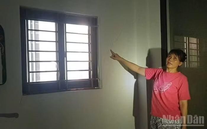 Vết nứt tường phía bên trong ngôi nhà bà Phạm Thị Hà, hộ dân ngõ 167 Tựu Liệt, phường Hoàng Liệt, thành phố Hà Nội.