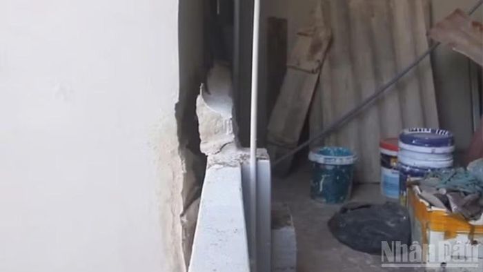 Tường giữa 2 dãy nhà của anh Nguyễn Quốc Huy, người dân ngõ 167 Tựu Liệt nứt toác sau ảnh hưởng từ thi công dự án ngay cạnh ngõ.