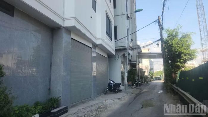 Ngõ 167 Tựu Liệt, phường Hoàng Liệt nằm ngay sát phần quây tôn thi công dự án cải tạo tuyến hạ lưu sông Kim Ngưu, nối sông Tô Lịch với trạm bơm Yên Sở. Trong ảnh có thể thấy phần sân xi-măng bị nứt vỡ từ ảnh hưởng thi công.