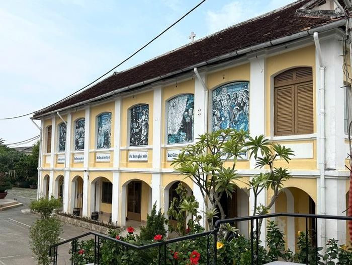 Tu viện Dòng Mến Thánh Giá Thủ Thiêm mang dấu ấn văn hóa, lịch sử tại địa phương. Ảnh: HÀ NGUYỄN