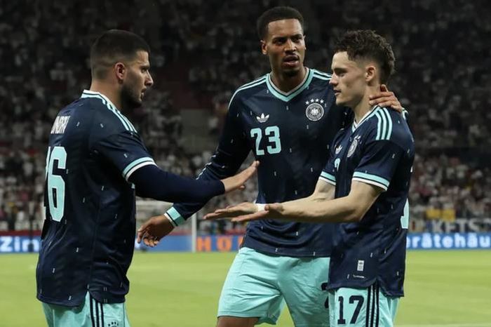 Florian Wirtz (17) chia vui cùng đồng đội sau bàn nhân đôi cách biệt