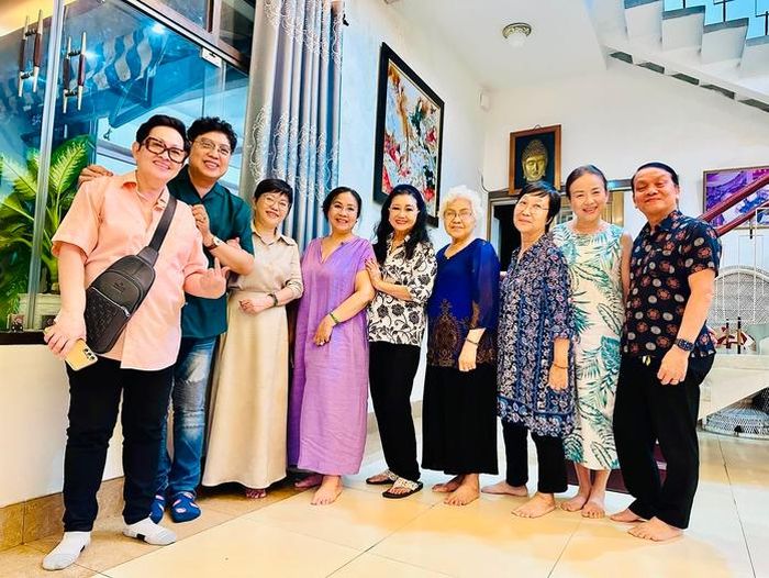 Các nghệ sĩ trong buổi hội ngộ tại nhà Kỳ nữ Kim Cương