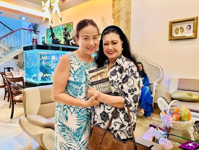 PGS TS Trần Yến Chi tặng sách của bà cho NSND Kim Cương