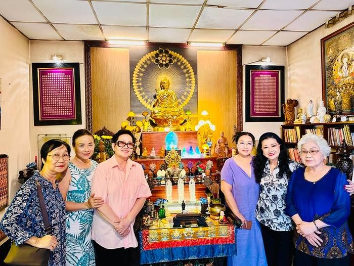 Các nghệ sĩ tham quan phòng thờ và nơi trưng bày những bức ảnh quý của gia đình NSND KIm Cương