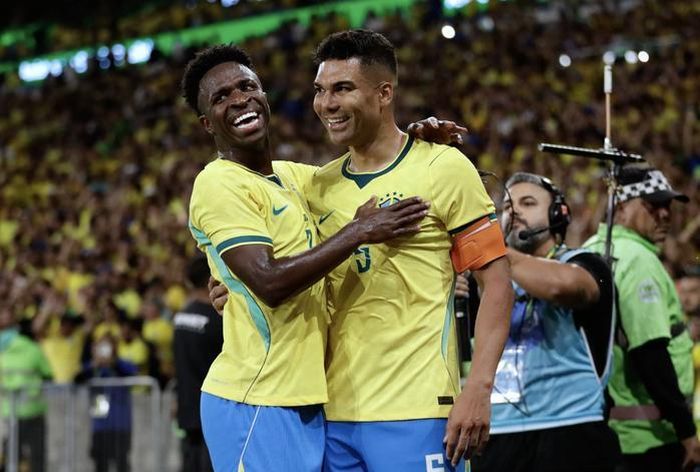 Thủ quân Casemiro lập công giúp Brazil vượt lên