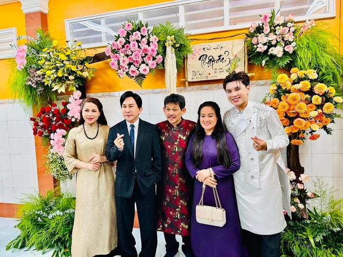 Từ trái sang: Ca sĩ Thùy Dương, NSƯT Kim Tử Long, nhạc sĩ Võ Thanh Liêm, nghệ sĩ Thanh Ngọc, ca sĩ Quách Quang