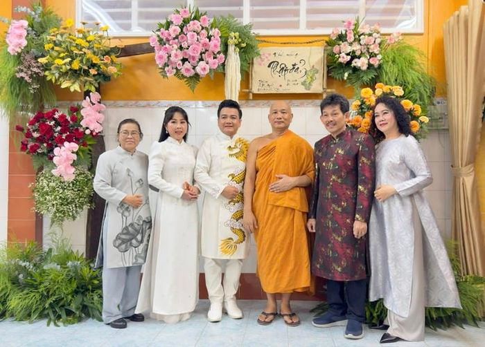 Từ trái sang: Nhạc sĩ Thanh Nhàn, nghệ sĩ Hà Như, Lê Tứ, Đại đức Thích Minh Sỹ, nhạc sĩ - NSƯT Võ Thanh Liêm và nhạc sĩ Minh Ngọc